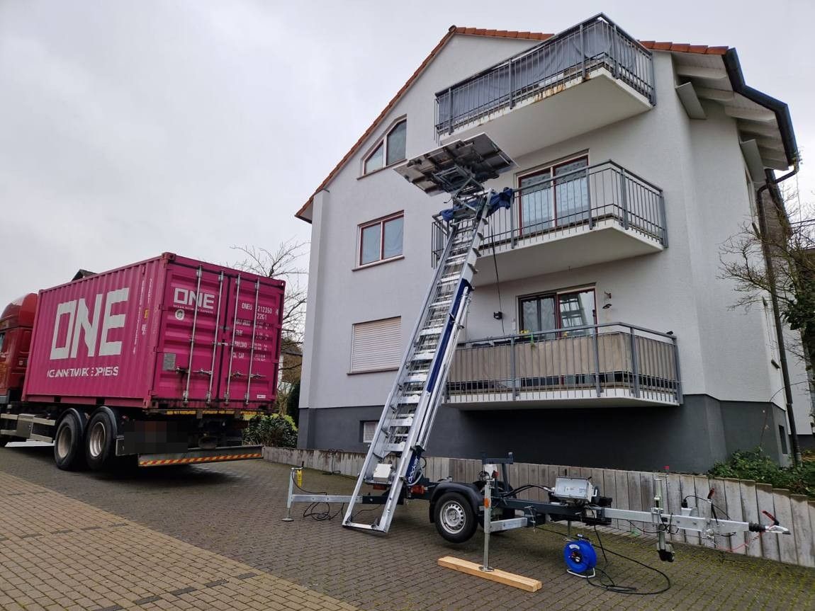 Böcker Möbellift belädt Übersee-Container