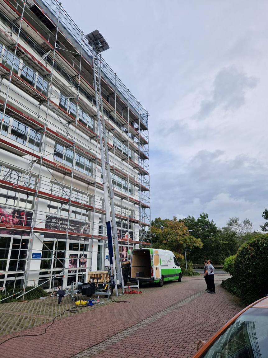 Böcker Möbellift am Bürogebäude mit Gerüst