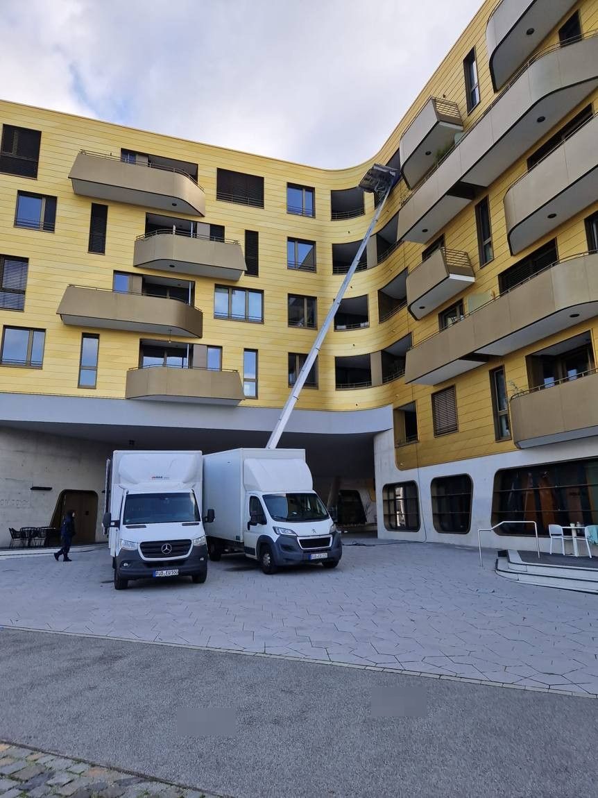 Böcker Möbellift im Innenhof eines Wohnquartiers