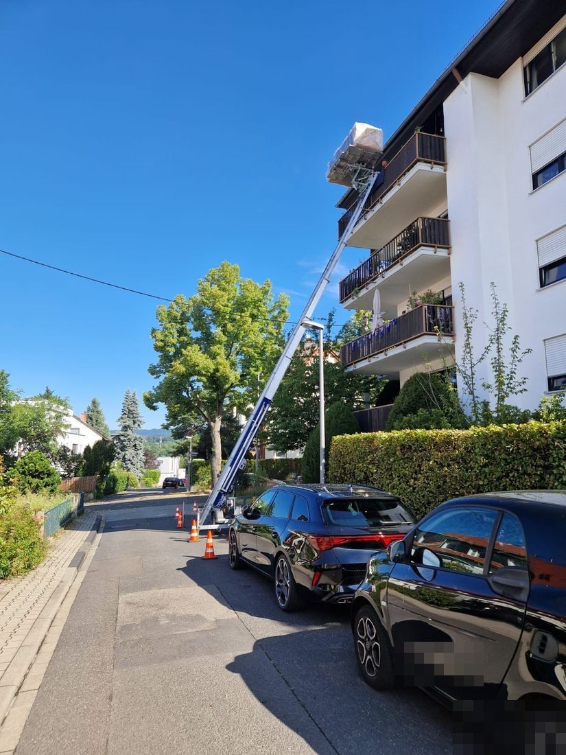 Möbellift bringt ein Sofa über den Balkon in eine obere Etage in Wiesbaden