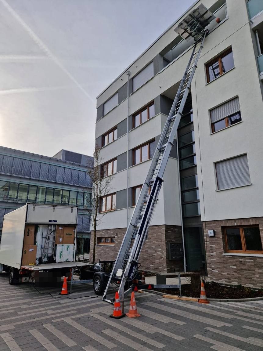 Böcker Möbellift am mehrgeschossigen Neubau