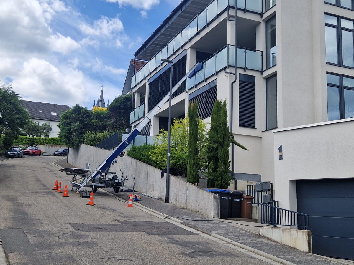 Einsatz im Rheingau – Böcker-Möbellift über die Fassade