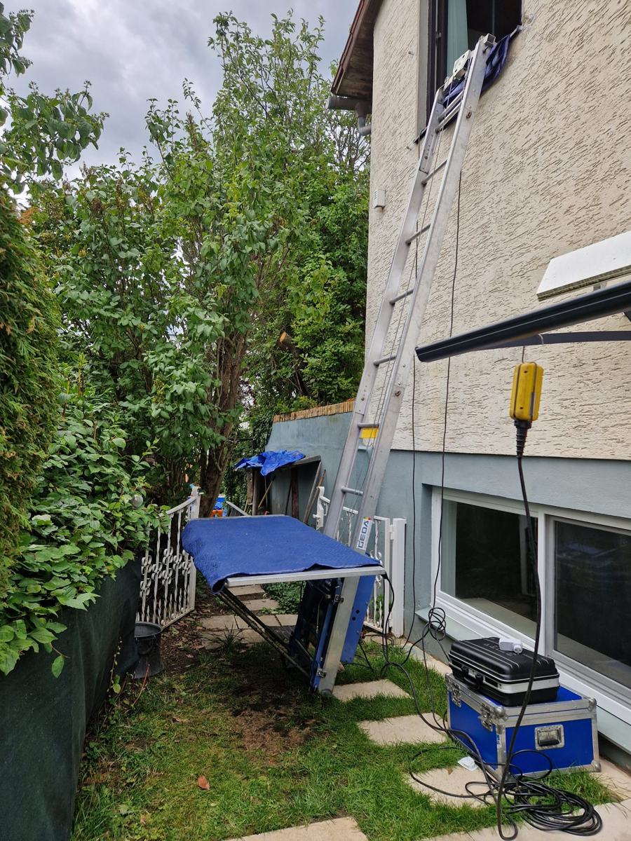 GEDA Stecklift in engem Gartenzugang am Fenster