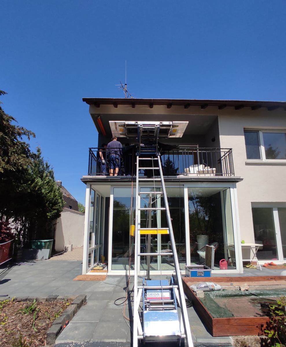GEDA Stecklift im Einsatz an einer Dachterrasse