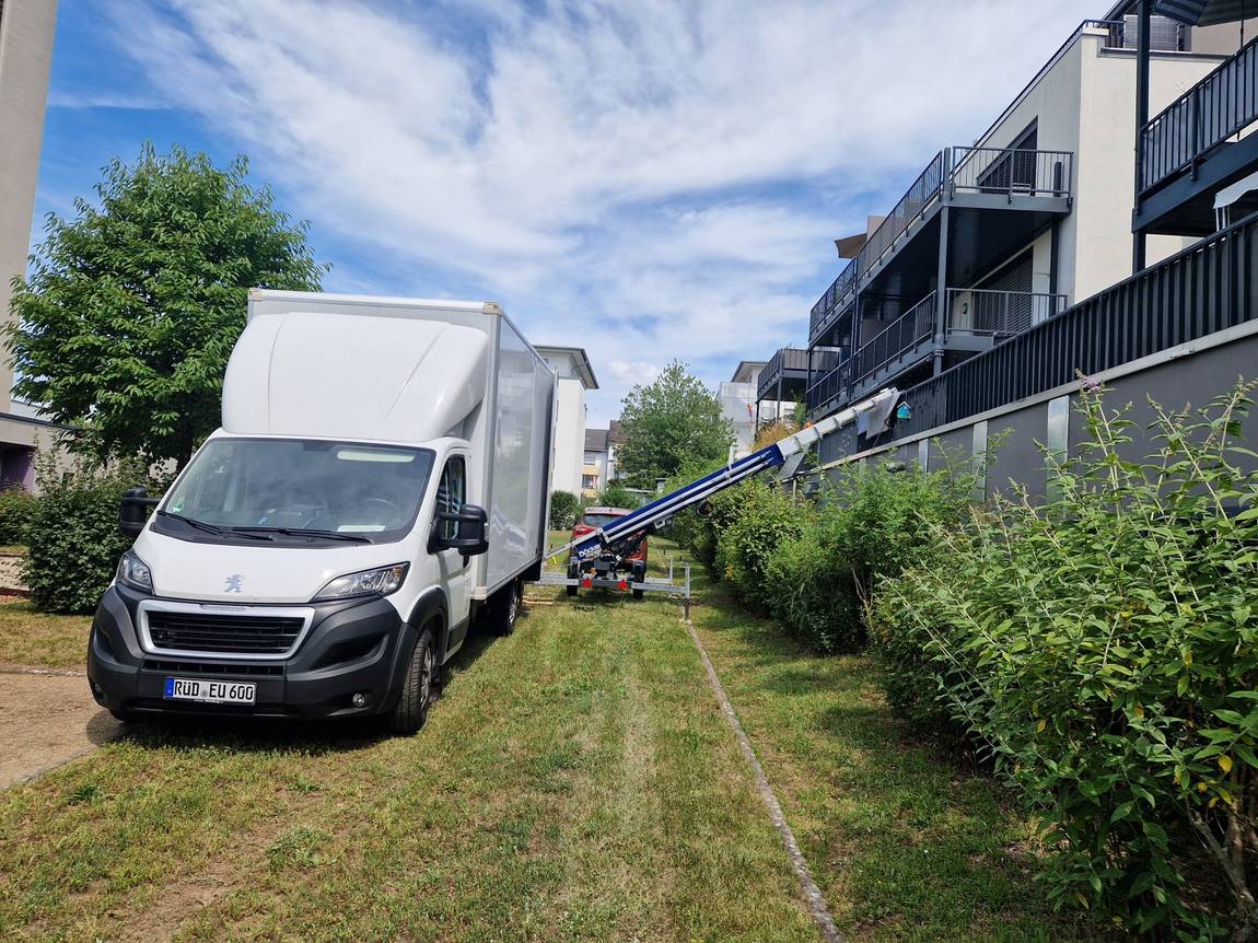 Umzugskartons und Möbel fahren sicher nach oben